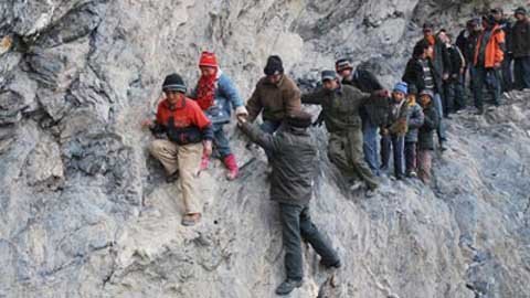 Cận cảnh con đường tới trường nguy hiểm nhất thế giới