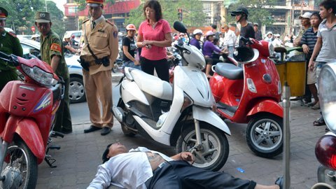 Tổ công tác 141 bị …dội nước, ăn vạ