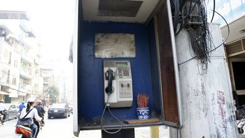 Nuôi chim, đặt bát hương trong bốt điện thoại