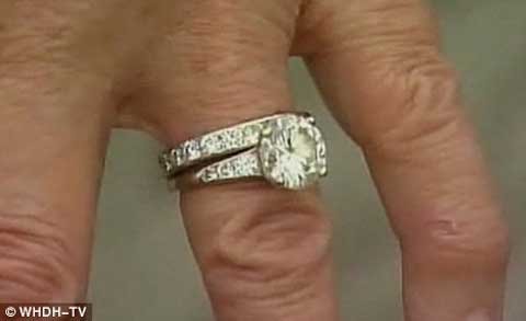 Tìm được nhẫn kim cương sau khi bới 10 tấn rác