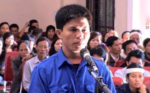 Nghi vợ quan hệ đồng tính, cầm dao đâm 22 nhát