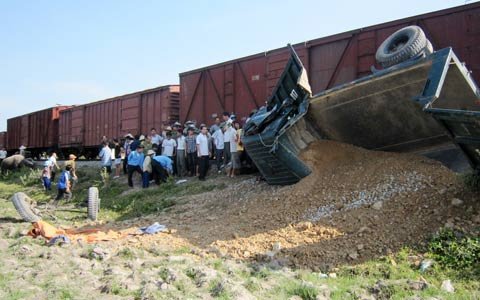 Tàu hoả đâm nát ô tô băng qua đường sắt