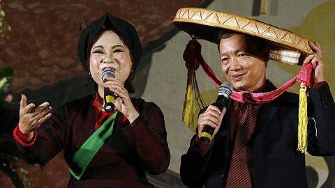 Hiệu phó ngẫu hứng song ca cùng liền chị