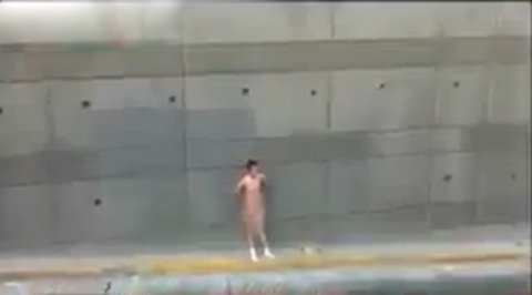 10 clip 'nóng': Kẻ trộm bị lột truồng giữa phố