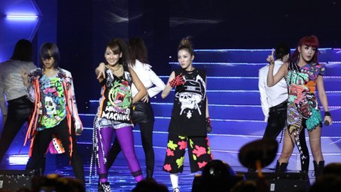 Những hình ảnh mới nhất trong đêm diễn 2NE1 tại Hà Nội