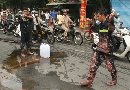 Cháy lớn tại xưởng sơn, 3 cảnh sát bị thương