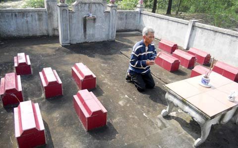Đau đớn người cha tự tay chôn 12 đứa con