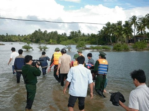 Khóc vợ bên bến đò đau thương