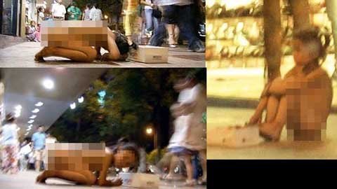 Bé gái trần truồng quỳ gối ăn xin giữa phố