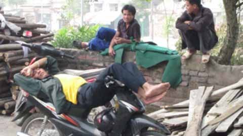 Câu hỏi đắng lòng ở 'chợ đặc biệt'