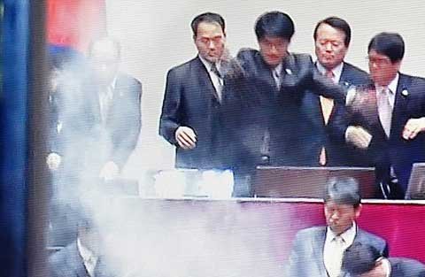 Các ông nghị Hàn xử nhau bằng lựu đạn cay