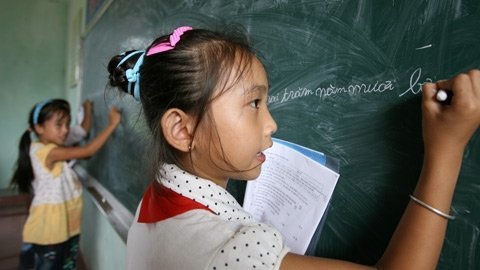 Người lớn đang kéo lùi trẻ con về giá trị cũ