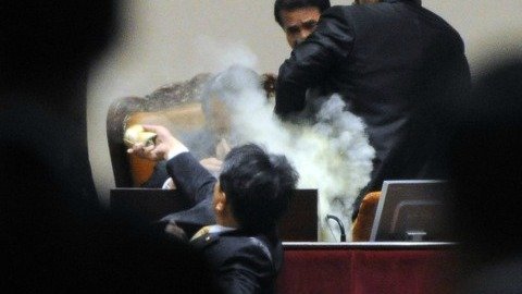 Thế giới 24h: Hỗn chiến giữa quốc hội Hàn Quốc