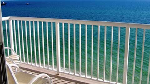 Rơi khỏi ban công vì 