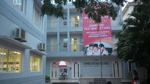 Cô giáo bị tố dán băng dính sẵn sàng đối mặt