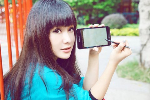 Thiếu nữ xì-tin làm dáng bên smartphone