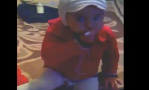 Sốc bé gái 2 tuổi hút thuốc như người lớn