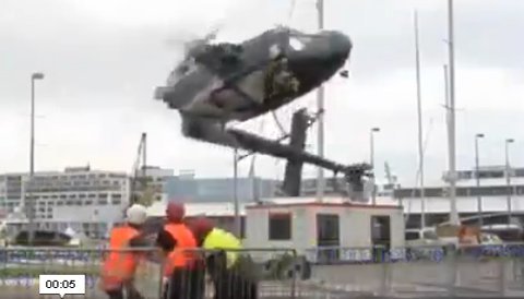 Kinh hoàng máy bay đột ngột gãy đôi