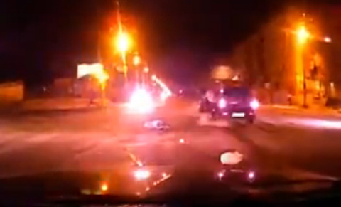 Tai nạn kinh hoàng, 2 cô gái bị ô tô đâm trực diện