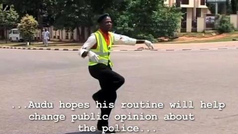 Cảnh sát giao thông nhảy như Michael Jackson để chỉ đường