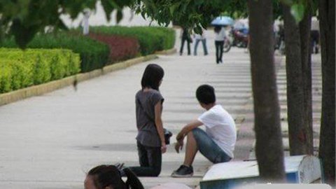 Chuyển động tuần: Quỳ gối cầu xin tình yêu