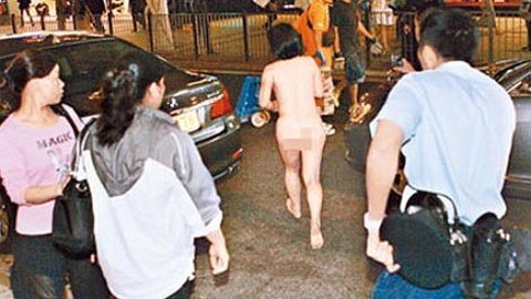 Khỏa thân trên phố làm tắc nghẽn giao thông