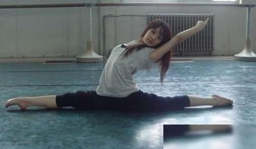 Hotgirl xoạc chân chữ I gây sốt trên mạng