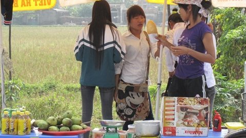 Đi học muộn, học sinh bị đẩy ra đường