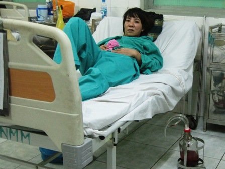 Truy sát tận bệnh viện, 2 mẹ con trọng thương