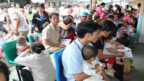 Vào bệnh viện, Bộ trưởng Y tế thấy... đau lòng