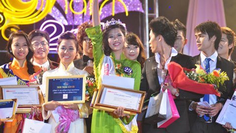 Thùy Linh đăng quang hoa khôi Ngoại thương