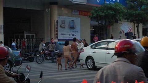 Cả nhà khỏa thân đi xin tiền viện phí