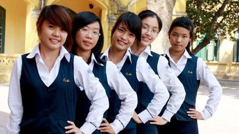 Hoa khôi Ngoại Thương khoe sắc