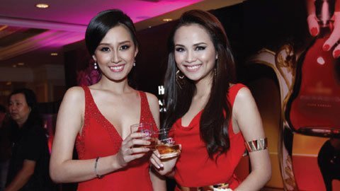 Sắc đỏ - thuật thôi miên của Hoa hậu