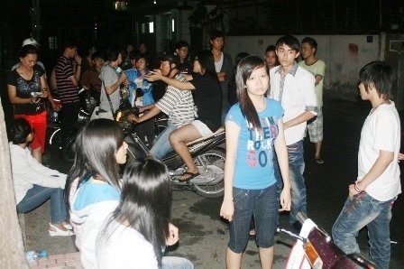 Truy tố 1 bảo vệ đánh hội đồng học sinh