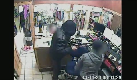 Gí súng dọa, tên cướp khoắng sạch cửa hàng