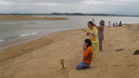 Tàu cá bị đâm thủng, 9 ngư dân được cứu sống