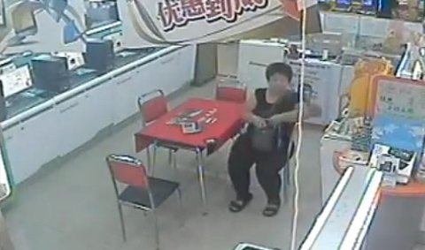 Nữ tặc trộm tablet, nhét vào mông trong chớp mắt