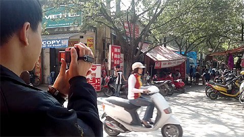 'Vi hành' cùng cảnh sát ghi hình HS phạm luật