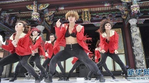 Teen sexy thi nhảy hip-hop trước miếu Khổng Tử