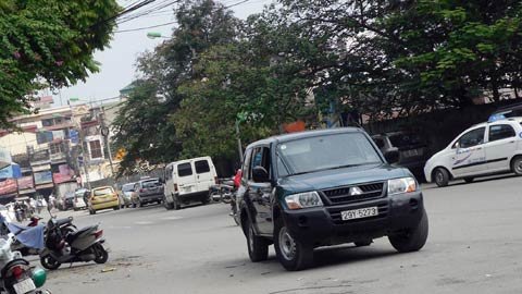 Địa điểm “an toàn”, các xe ngang nhiên chiếm dụng lòng, lề đường