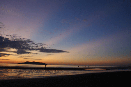 Cánh cửa và chân mây