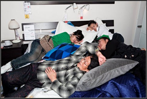 Đến Walmart, IKEA để... ngủ và yêu