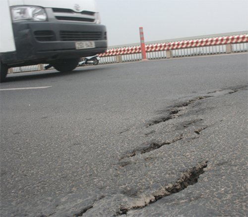 Không thấy tiêu cực hư hỏng mặt cầu Thăng Long