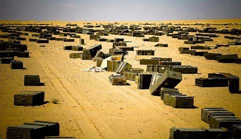 Choáng với vũ khí như rác trên sa mạc Libya
