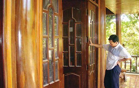 Đầu nậu gỗ lách luật bằng... nhà gỗ