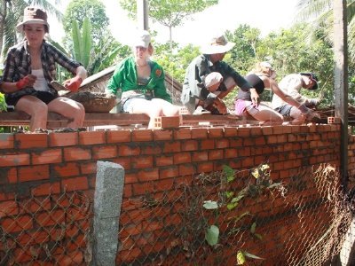 Nữ sinh Úc trải nghiệm du lịch thợ xây ở Việt Nam