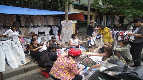 Ham giá rẻ, SV bị lừa ở chợ đồ cũ