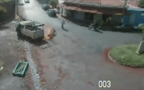 Kinh hoàng xe máy lao vào ô tô bốc cháy