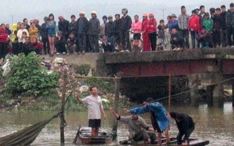 Rơi xuống sông, 2 chị em chết thương tâm